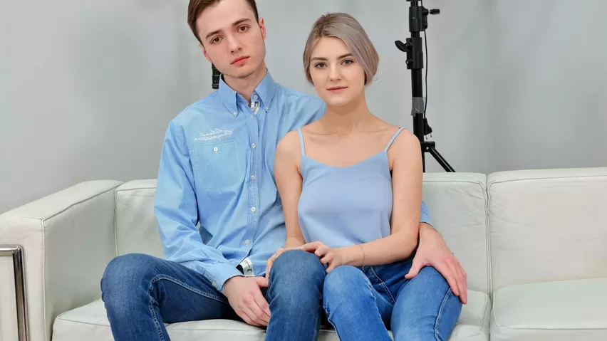 Русская молодая пара занимается сексом на кастинге перед видеокамерой