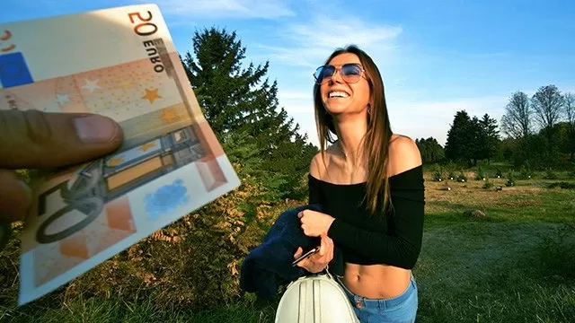 Русская девушка согласилась за деньги потрахатся в кустах