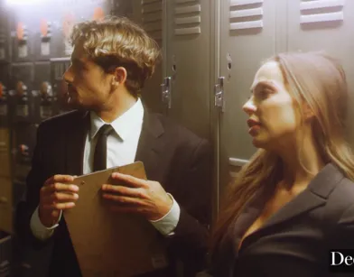 Сексуальная брюнетка совращает женатого парня заняться сексом на работе