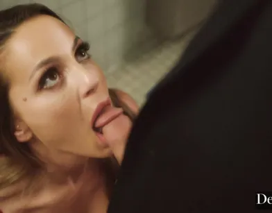 Сексуальная брюнетка совращает женатого парня заняться сексом на работе