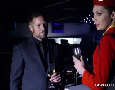 Олигарх трахает в задницу русскую стюардессу Елену Кошку вместе с охранником