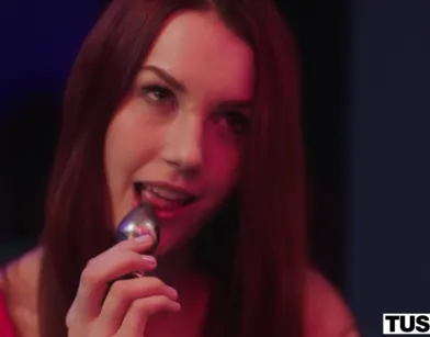 Рыжая красотка соблазнила на секс молодого бармена и дает ебать в попку