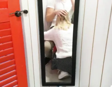 Частная запись секса в примерочной с камеры мобильного телефона