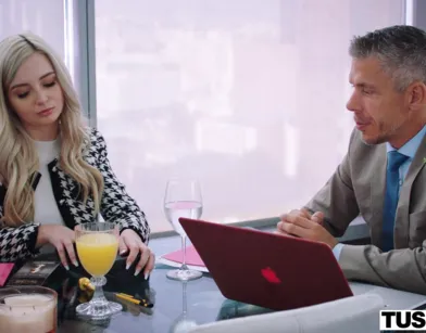 Проник в молодую попу жены растянув тугое очко игрушками из секс-шопа