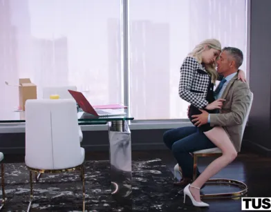 Проник в молодую попу жены растянув тугое очко игрушками из секс-шопа