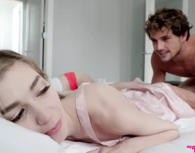 Сводный брат натягивает мокрые вагины развратных сестер на свой твердый член