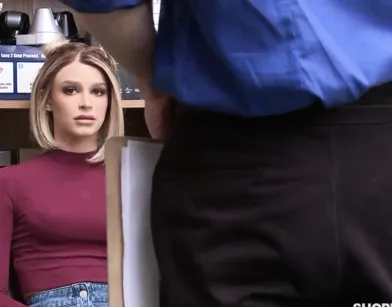 Охранник шантажом склонил к сексу магазинную воровку