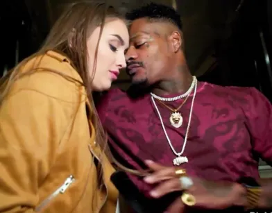 Негр усадил озабоченную фанатку на свой шоколадный черенок