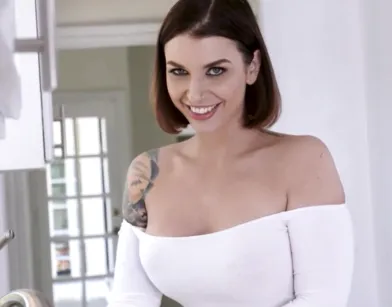 За то что милфа светила на кухне полуголым орехом и нарвалась на внезапный секс