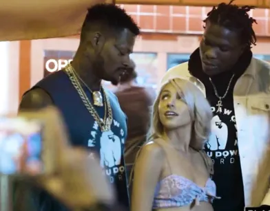 Блондинка попала на приватную тусовку к трем черным рэперам