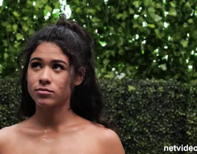 Порнорежиссер раскрутил молодую соседку на съемки секс-видео