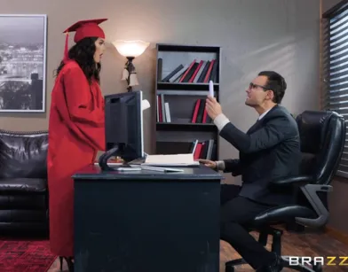 Студентка трахается в офисе с профессором, ведь давно его хотела