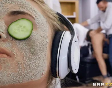 Мужик изменяет жене с сисястой зрелкой пока она кайфует от музыки в спа-салоне