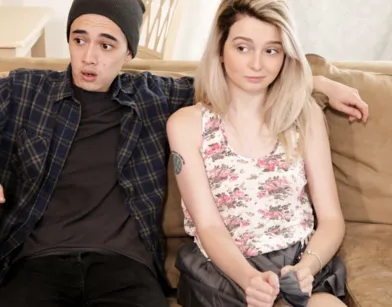 Молодчик жучит молодую соску прямо у нее дома да еще и в присутствии родителей