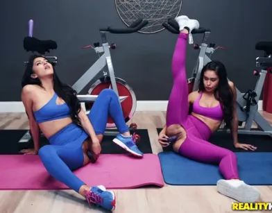 София Леоне играет с подругой во время сочного порно в спортзале