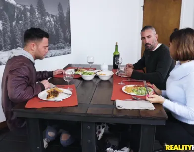 Сексуальная девушка соблазняет молодого пацана во время знакомства с родителями