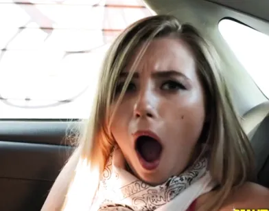 Телка сосет парню в машине копов и после побега прется с ним в киску