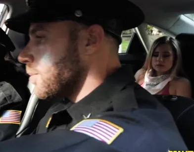 Телка сосет парню в машине копов и после побега прется с ним в киску