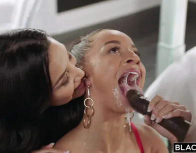 Подруги азиатки занимаются сочным межрассовым сексом с здоровым негром