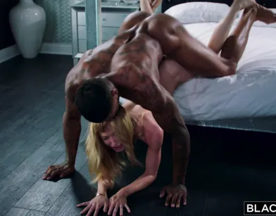 Нежная девушка впервые занимается сексом с негром и таким большим членом