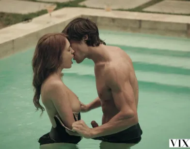 Молодая красотка в первый день отпуска трахается с красивым мужчиной своей мечты