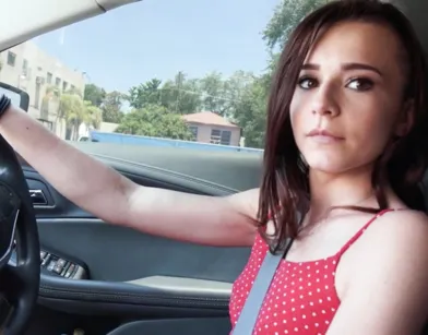 Молодая рыжая красотка умеет ездить на машине и даже трахается в ней с парнями