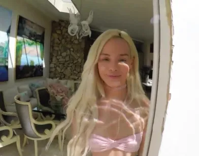 Блонди с маленькими сиськами и бритой писькой никак не дает в попку