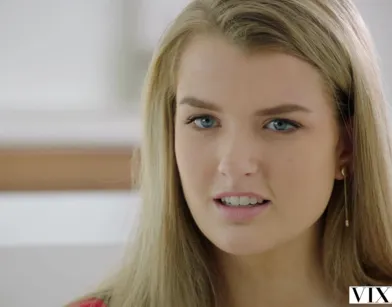 Лысый трахарь чпокает шикарную женщину с натуральным телом