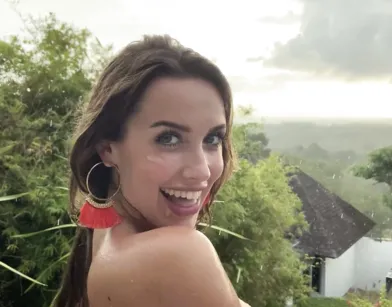 Парочка трахается на свежем воздухе и совсем не боится быть пойманными