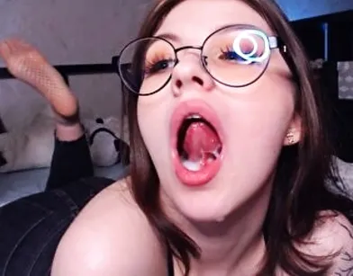 Студентка-нимфоманка набрала в рот спермы и легко проглотила