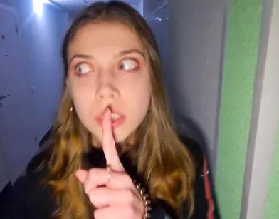 Приходится трахаться в подьезде пока мамка дома, иначе ни как