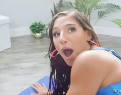 Жопастая брюнетка устала от постоянных приставаний тренеров по йоге