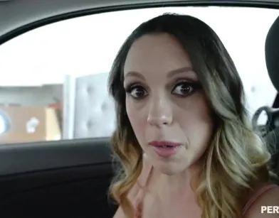 Зрелка делает падчерице и ее бойфренду экскурс в секс 80-х