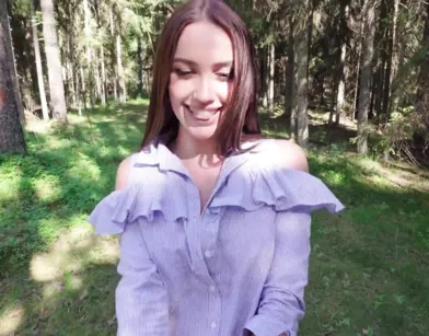 Московская красотка едет к другу и мастурбирует киску в дороге