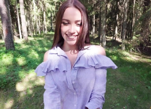 Московская красотка едет к другу и мастурбирует киску в дороге