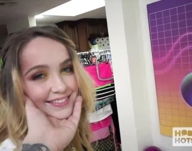 «Ботаник» длинным хером жестко распечатал анус смазливой барышни