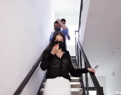 Ради заключения сделки, сексуальная риэлторша готова пойти на все!