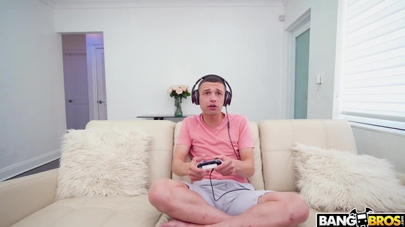 Отвлекла пацана от Playstation и заставила лизать зрелую пизду