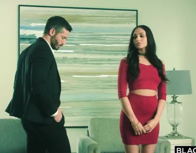 Молодая брюнетка садится бритой киской на очень большой член негра