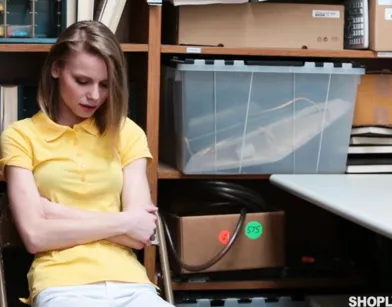 Охранник трахает студентку и кончает на маленькую грудь в подсобке