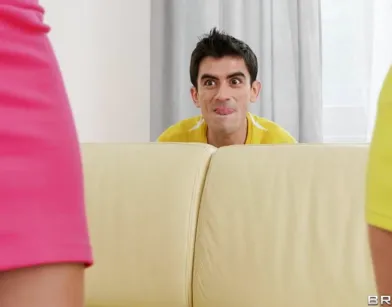 Молодому пацану трахнуть сразу несколько соседок