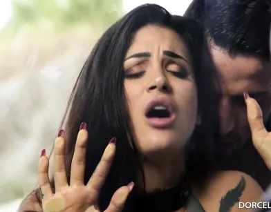 Смазливая детка набирается сексуального опыта через случайные связи