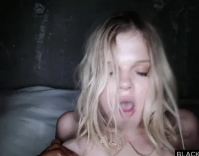 У блондинки IQ стремится к нулю но вагина обеспечивает внимание мужчин