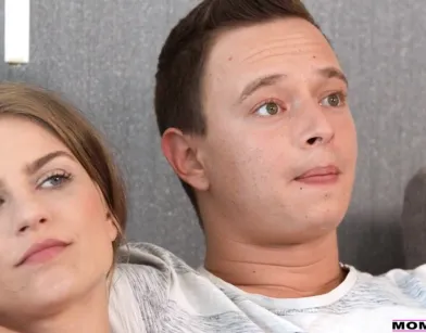 В очередной раз мамка первая пробует член моего нового парня