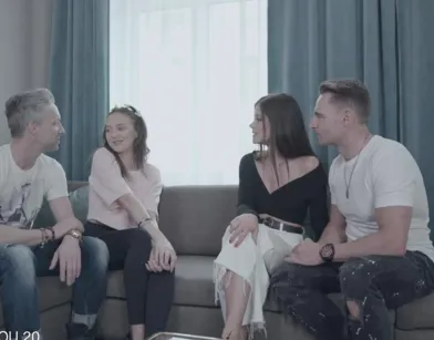 Два друга меняются женами и трахаются в групповухе