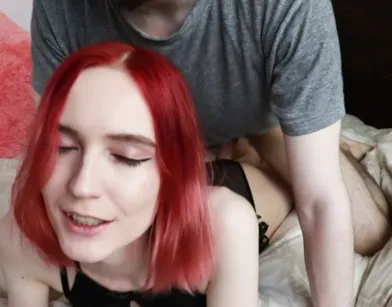 Рыжая прелестница прется от хорошего проеба сзади и получает сперму на мордашку