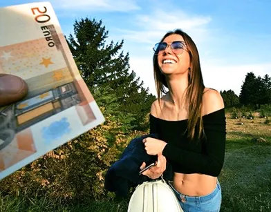 Красотка долго ломалась, но все же отсосала за деньги прямо на свежем воздухе