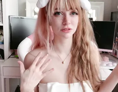 Молодая стримерша устроила откровенное шоу для поклонников