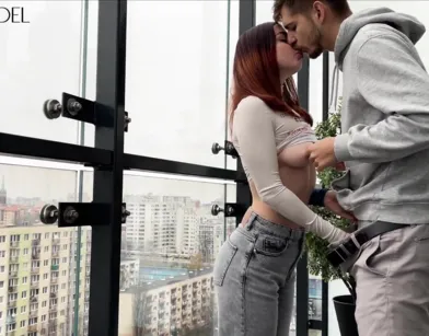 Русская девушка пикапер подцепила турникмена и сделала ему непристойное предложение