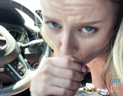 Отсосала в машине, а потом еще и ножками подрочила